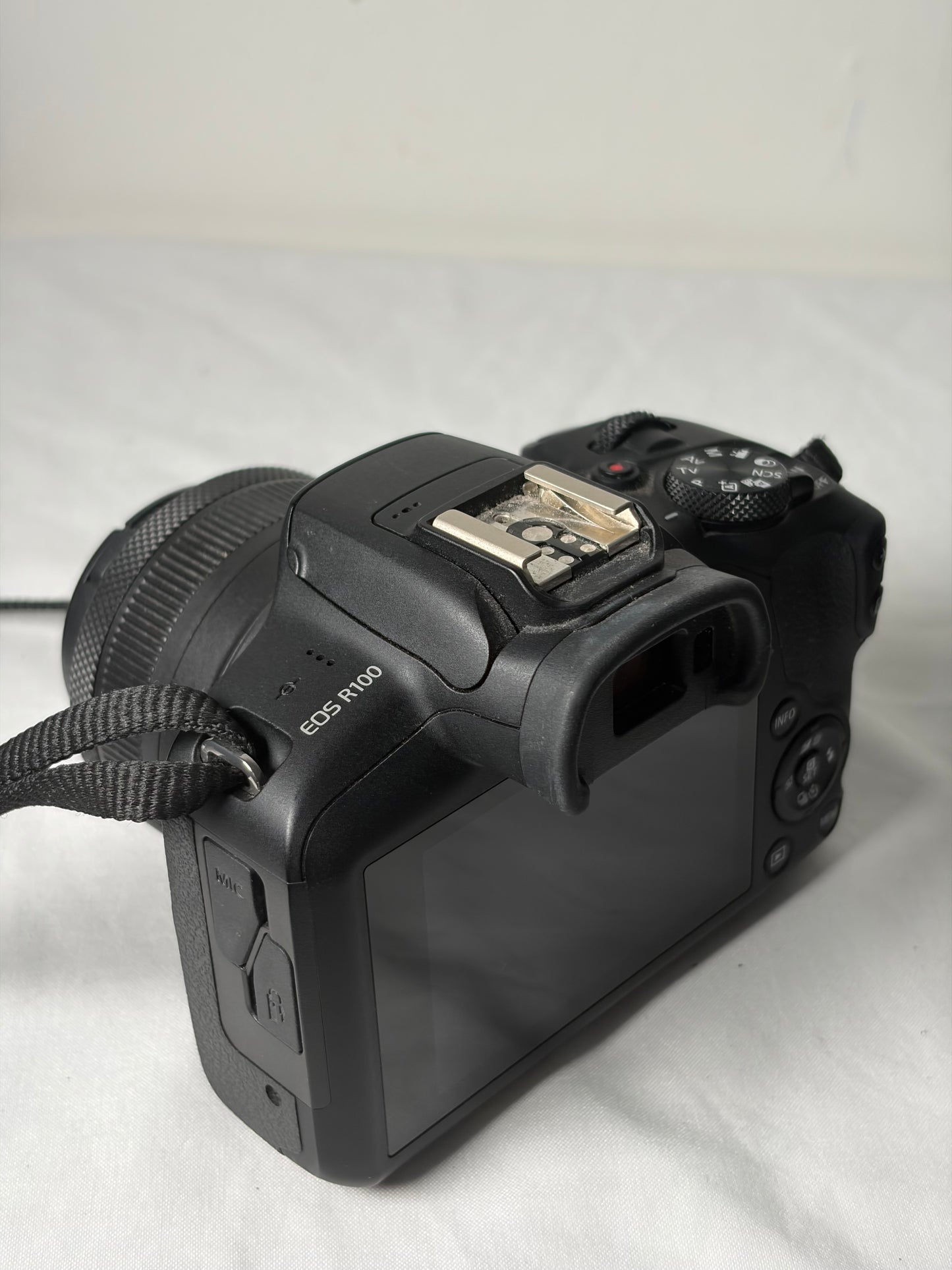 Appareil photo numérique hybride Canon EOS R100 + objectif 18-45 mm